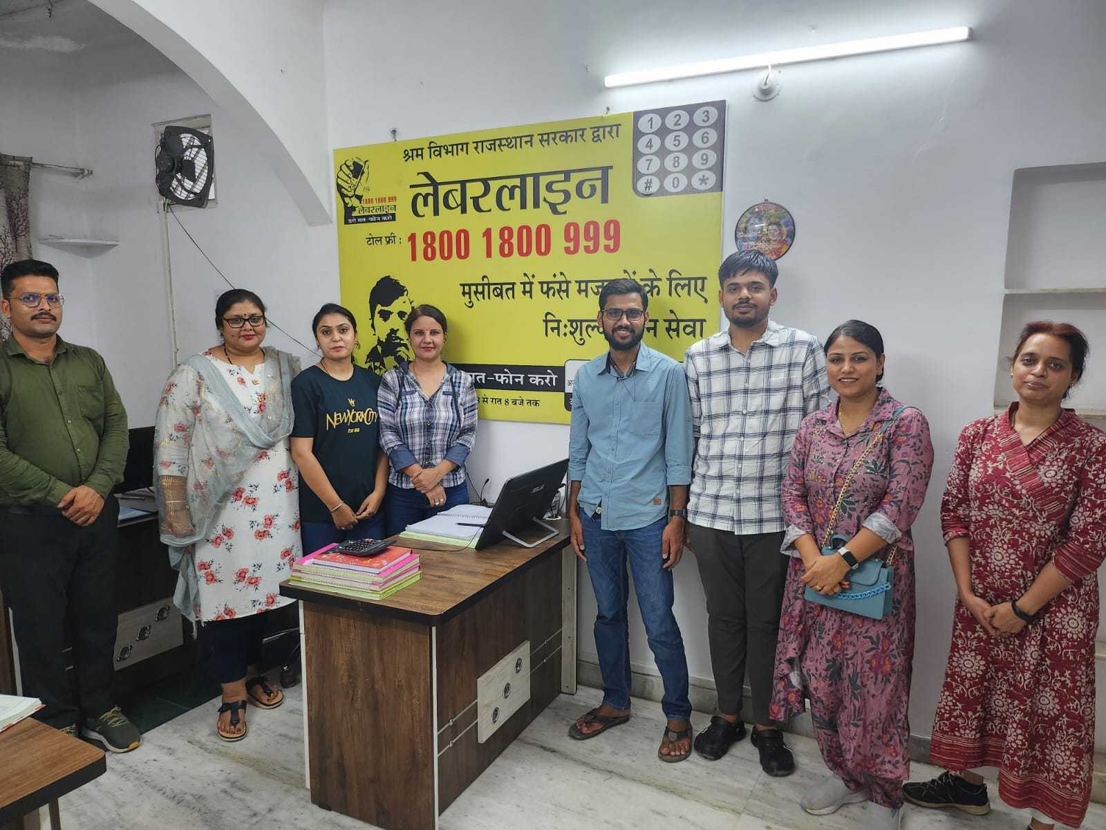 Avni team-members Sachin(4th from right), Vedant(3rd from right) and Nupoor(2nd from right) in the middle with the "Labour line" support team